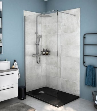 Projeto de casa de banho em tons azuis e cinzentos, com base de duche e chuveiro